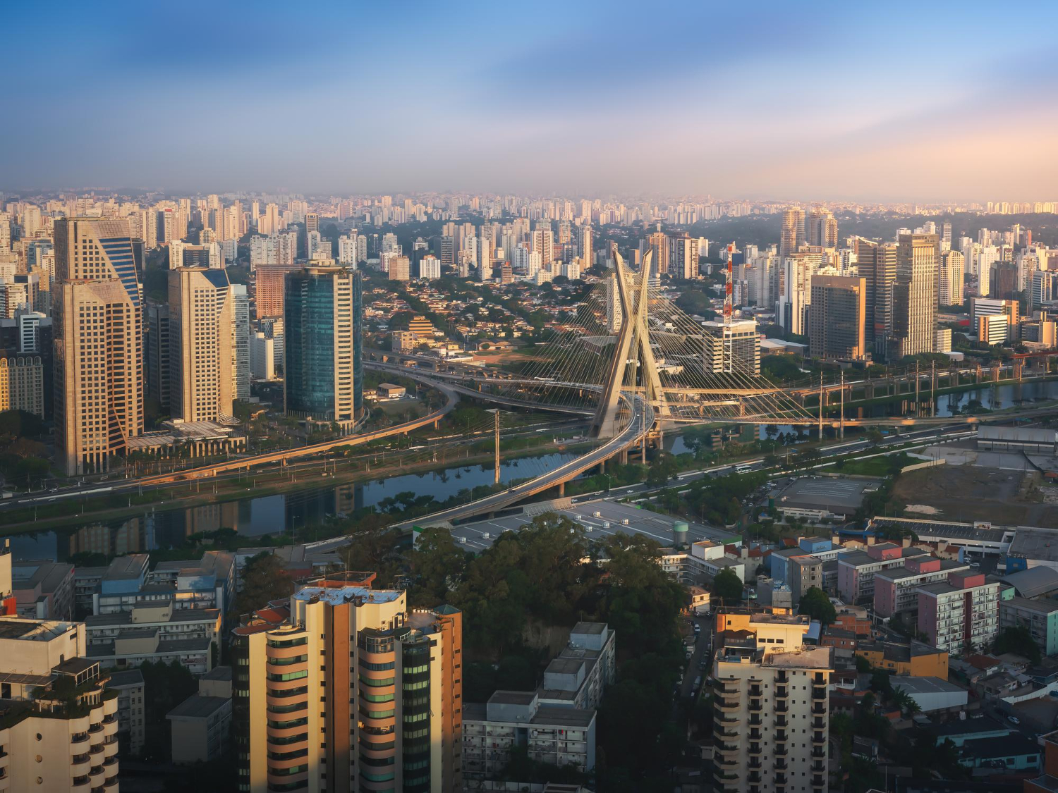 Vista de prédios e ponte na cidade de São Paulo